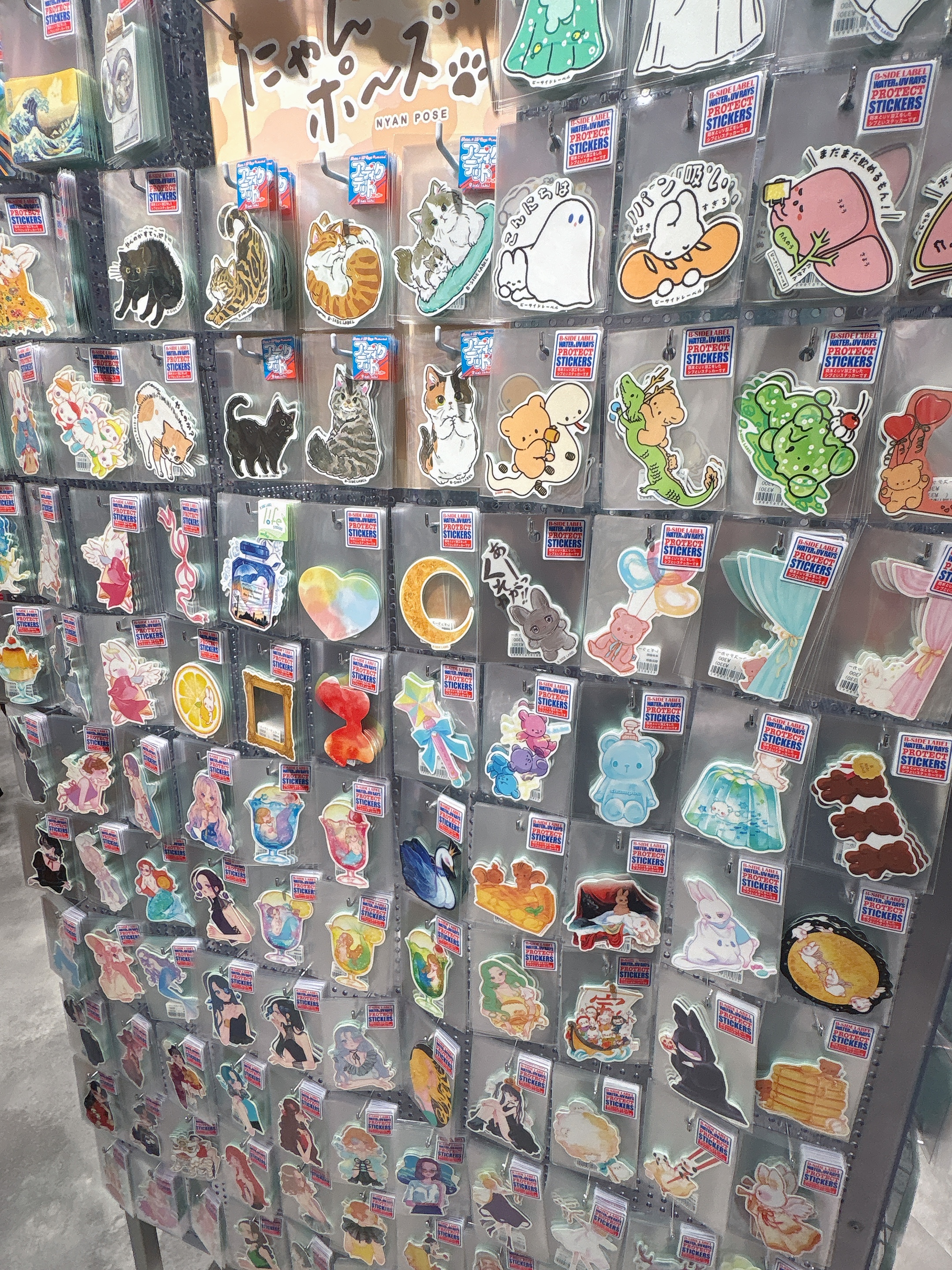 本通のステッカーショップでお気に入り探しを【本通マガジン「ウー 
